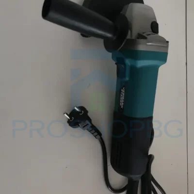 Ъглошлайф 125мм 1100W VERMARK STARKE Ъглошлайф VERMARK STARKE 125мм 1100W е компактен и удобен инструмент, проектиран за работа с една ръка. Благодарение на мощния 1100 W двигател и 11 000 оборота в минута, той осигурява отлична производителност при рязане и шлифоване на различни материали. Стабилната изолация предпазва двигателя от агресивен прах, а лабиринтната конструкция на уплътненията защитава съчмените лагери, удължавайки експлоатационния живот на уреда. Ъглошлайфът е снабден с електронен контрол, който поддържа постоянни обороти при натоварване, и функция за плавен старт, осигуряваща безопасност и комфорт при работа.