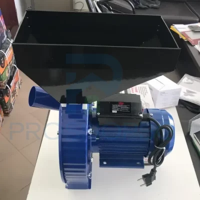 Фуражомелка VERMARK STARKE модел RA-00022 Фуражомелка VERMARK STARKE RA-00022 е мощен и висококачествен уред, проектиран за мелене на фураж в стопанства от всякакъв мащаб – както професионални, така и домашни. С мощен 3,0 kW електромотор и 2850 оборота в минута, тя осигурява бързо и ефективно мелене, което гарантира висока производителност до 240 кг на час (в зависимост от големината на ситото). Комбинираната система с чукове и ножове прави фуражомелката изключително универсална и способна да обработва различни видове зърнени култури и фураж. Подсилените мелещи механизми и удебелената конструкция осигуряват дълготрайна и надеждна работа при интензивна употреба.