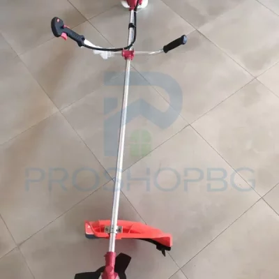 Тример 26сс VERMARK STARKE HS-BC260 Тримерът VERMARK STARKE HS-BC260 е надеждна и мощна моторна коса, предназначена за ефективно поддържане на тревни площи, храсти и плевели. С двигател с обем 25.4 см³, който достига до 7500 оборота в минута, този тример предлага висока производителност и отлични резултати при различни задачи в градината. Захранва се с бензин, смесен със смазочно масло в съотношение 25:1, което гарантира стабилна работа на 2-тактовия двигател. Благодарение на комбинирания тип рязане – с кордова глава или метален триъгълен нож с 3 зъба, този тример е подходящ както за косене на трева, така и за справяне с по-дебели стъбла и плевели. Ергономичната дръжка тип кормило и презрамният колан осигуряват комфорт и контрол при продължителна работа.