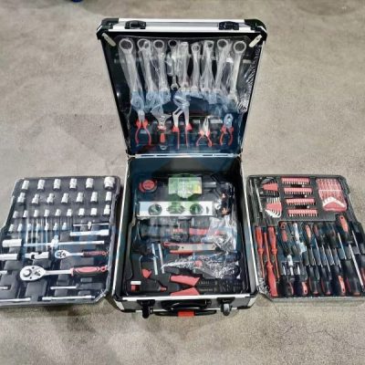 Куфар с инструменти 499 части VERMARK STARKE – мобилна работилница във вашите ръце Професионален комплект с 499 части, събран в здрав куфар с телескопична дръжка и вградени колела. Всичко необходимо за ремонт, монтаж, поддръжка и хоби – организирано и винаги под ръка.