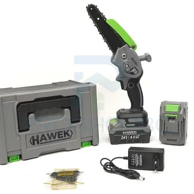 Акумулаторен мини верижен трион HAWEK 24V с 15 см шина – Мощен, Компактен и Удобен Акумулаторният мини верижен трион HAWEK 24V с 15 см шина е професионален инструмент, създаден за ефективно и удобно рязане на клони и дървесина. С усилена мощност от 24V и две литиево-йонни батерии с капацитет 4.0 Ah, този трион осигурява висока производителност и дълго време на работа. Дължината на шината е 15 см, а професионалната верига Picco Micro 3 гарантира прецизни и гладки разрези. Благодарение на компактния си дизайн и мек старт, резачката е лесна за използване както от професионалисти, така и от любители.